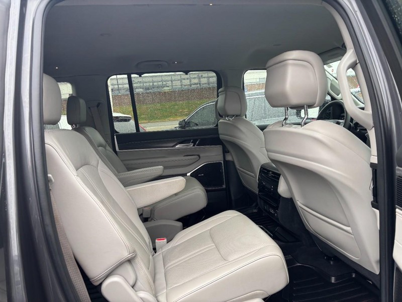 Jeep Wagoneer Vehicle Full-screen Gallery Image 10