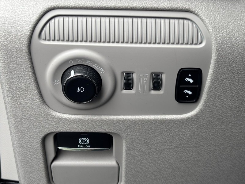 Jeep Wagoneer Vehicle Full-screen Gallery Image 16