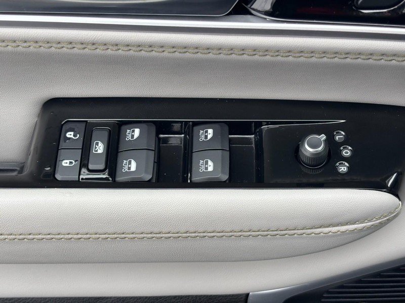 Jeep Wagoneer Vehicle Full-screen Gallery Image 23