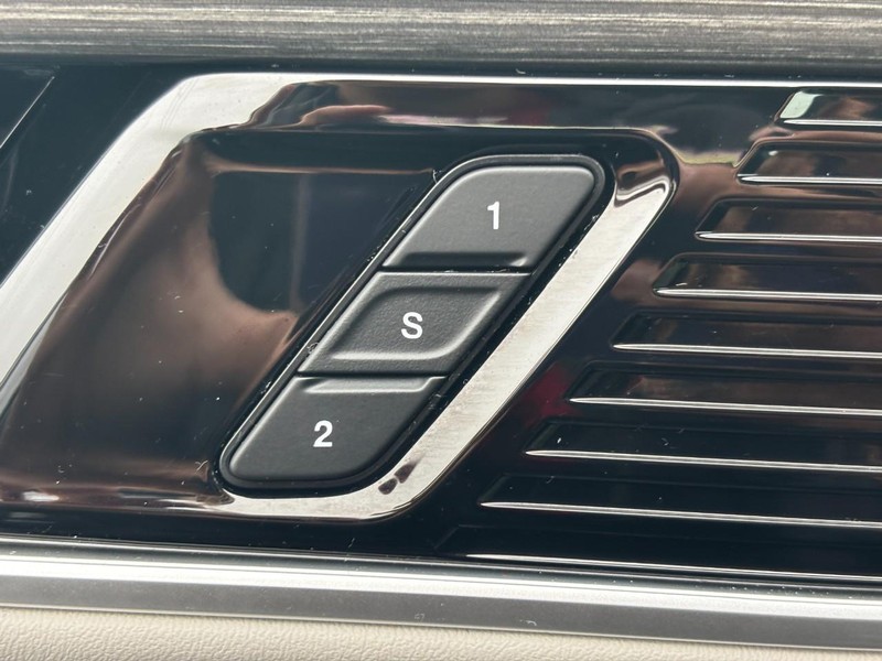 Jeep Wagoneer Vehicle Full-screen Gallery Image 24