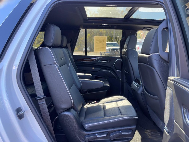 Cadillac Escalade Vehicle Full-screen Gallery Image 09