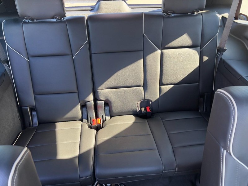 Cadillac Escalade Vehicle Full-screen Gallery Image 10