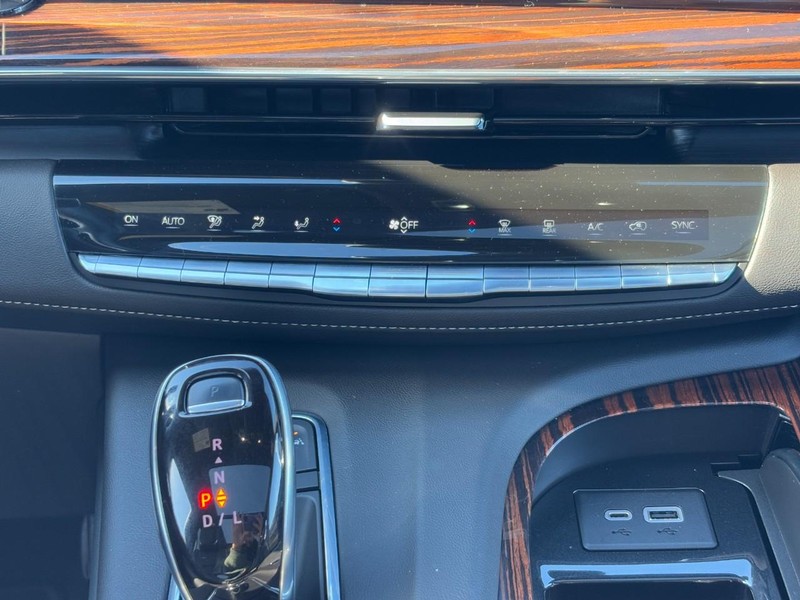 Cadillac Escalade Vehicle Full-screen Gallery Image 14