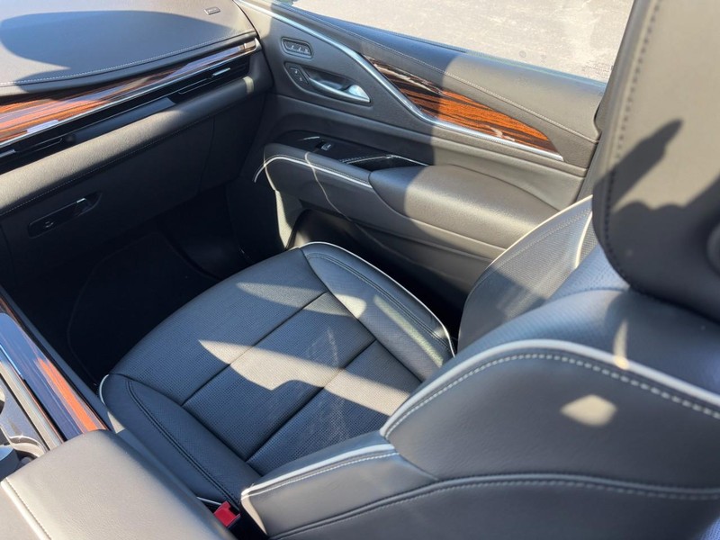 Cadillac Escalade Vehicle Full-screen Gallery Image 15