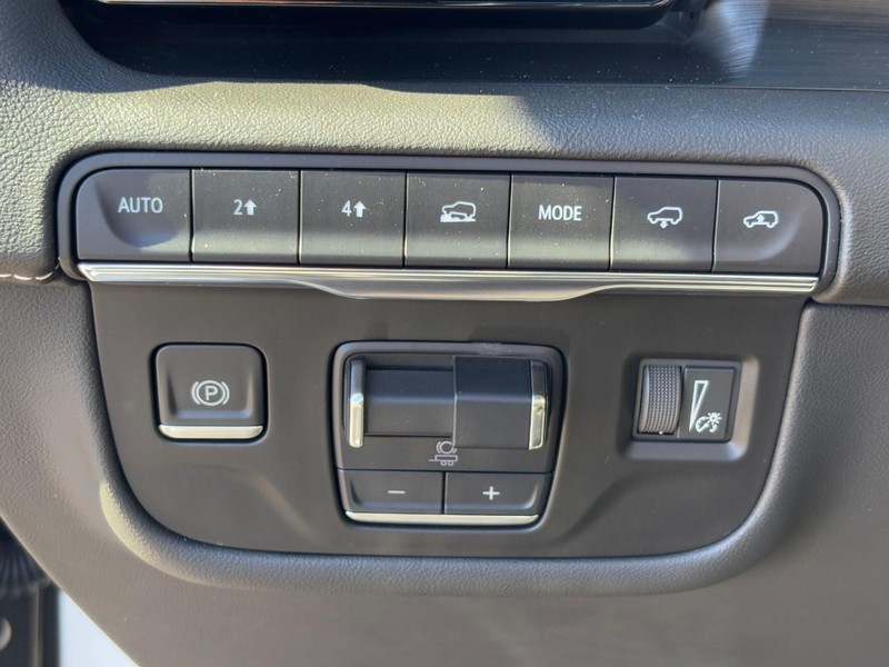 Cadillac Escalade Vehicle Full-screen Gallery Image 16