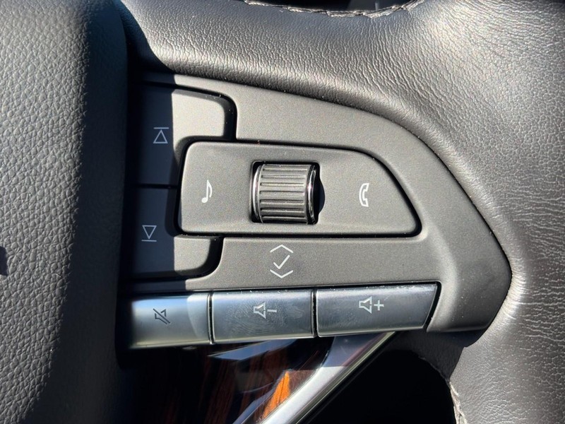 Cadillac Escalade Vehicle Full-screen Gallery Image 18