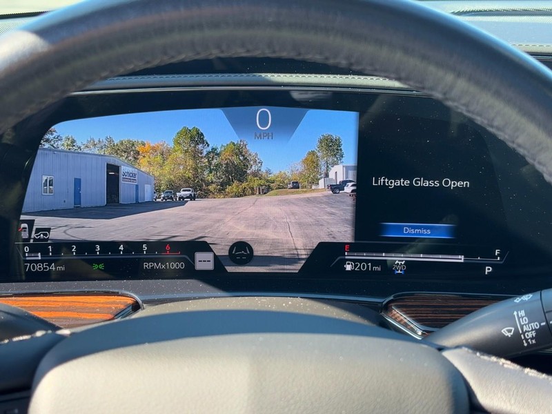 Cadillac Escalade Vehicle Full-screen Gallery Image 19