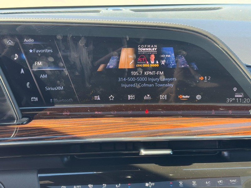 Cadillac Escalade Vehicle Full-screen Gallery Image 20