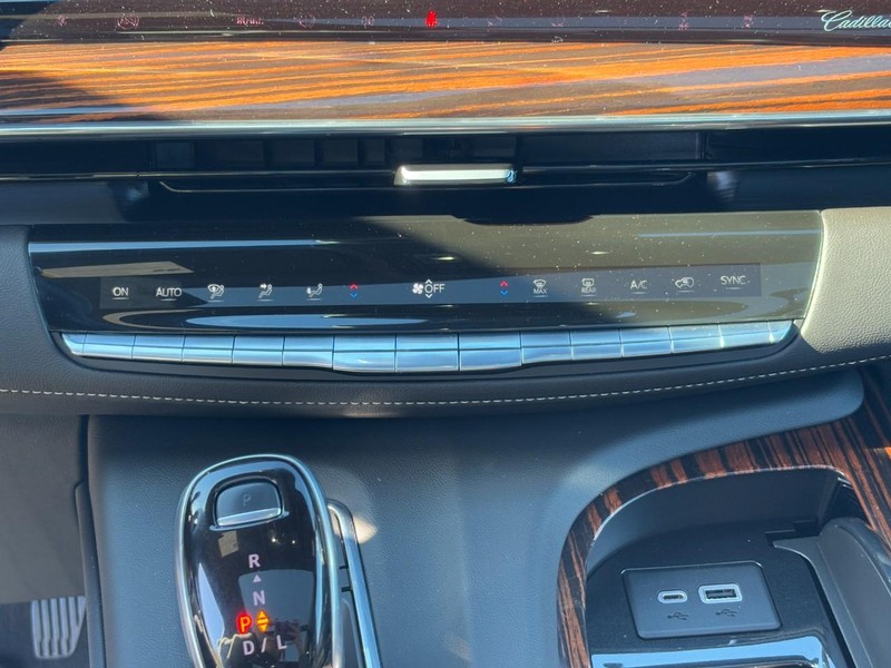 Cadillac Escalade Vehicle Full-screen Gallery Image 23