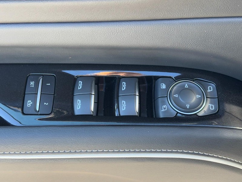 Cadillac Escalade Vehicle Full-screen Gallery Image 24