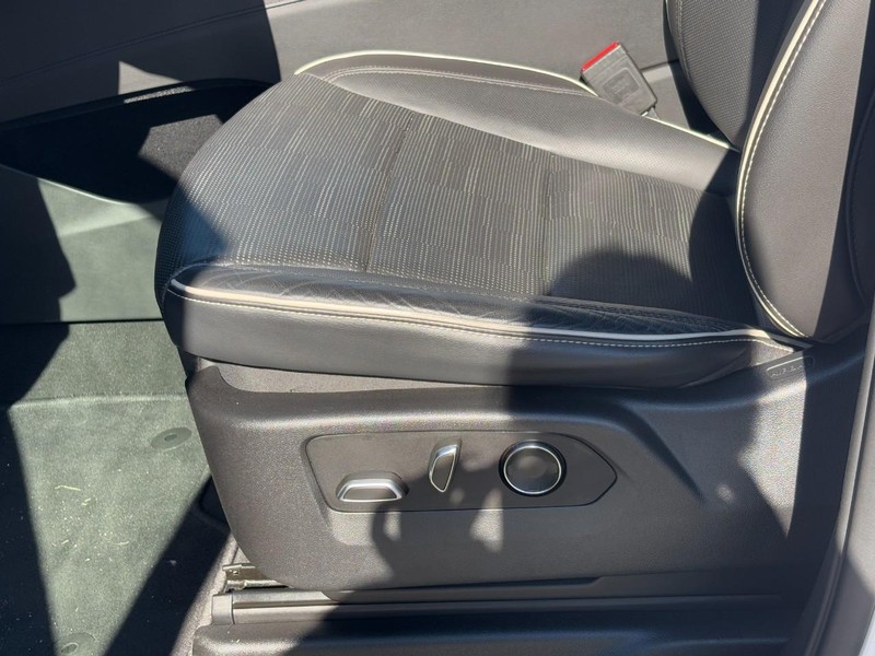 Cadillac Escalade Vehicle Full-screen Gallery Image 26