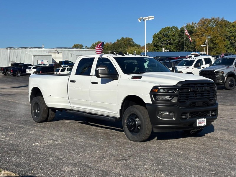 Ram 3500 Vehicle Full-screen Gallery Image 02