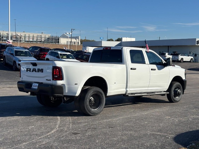 Ram 3500 Vehicle Full-screen Gallery Image 03
