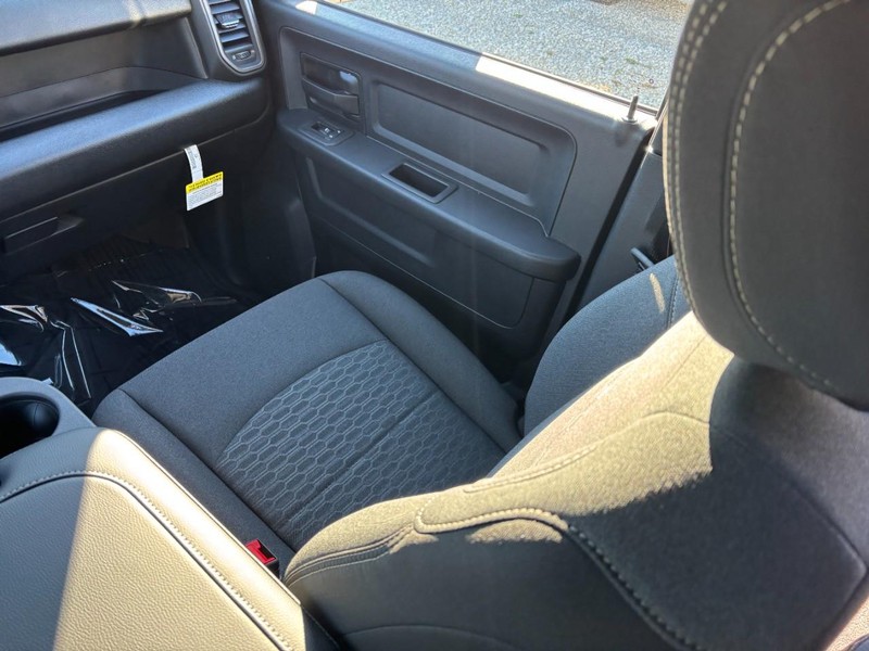 Ram 3500 Vehicle Full-screen Gallery Image 10