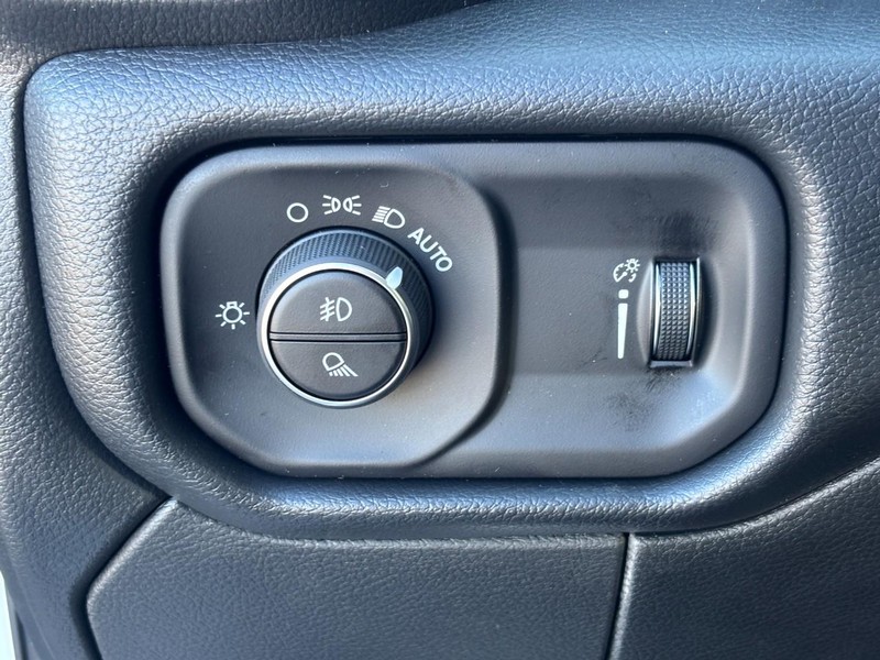 Ram 3500 Vehicle Full-screen Gallery Image 11