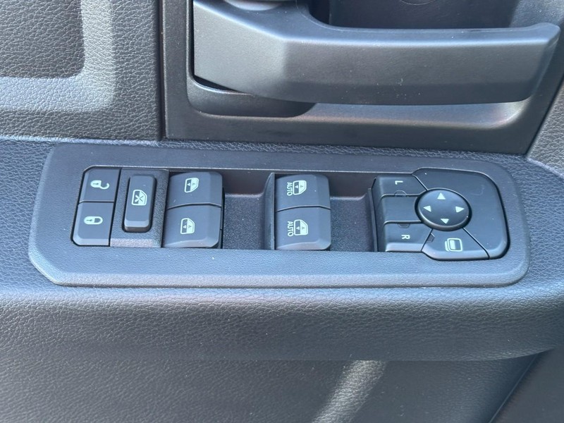 Ram 3500 Vehicle Full-screen Gallery Image 18