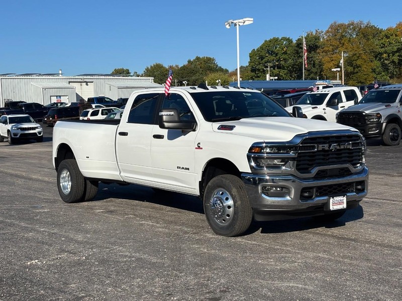 Ram 3500 Vehicle Full-screen Gallery Image 11