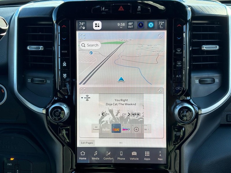 Ram 3500 Vehicle Full-screen Gallery Image 17