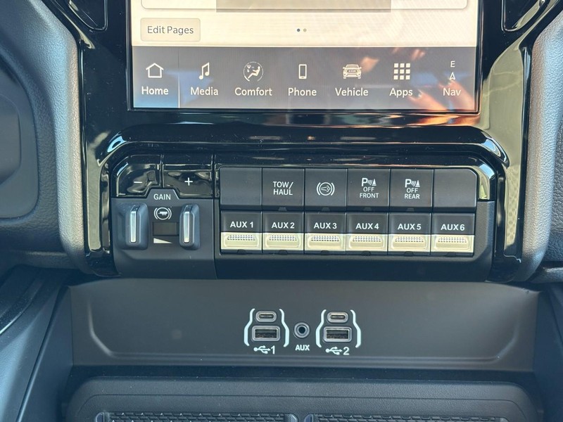 Ram 3500 Vehicle Full-screen Gallery Image 18