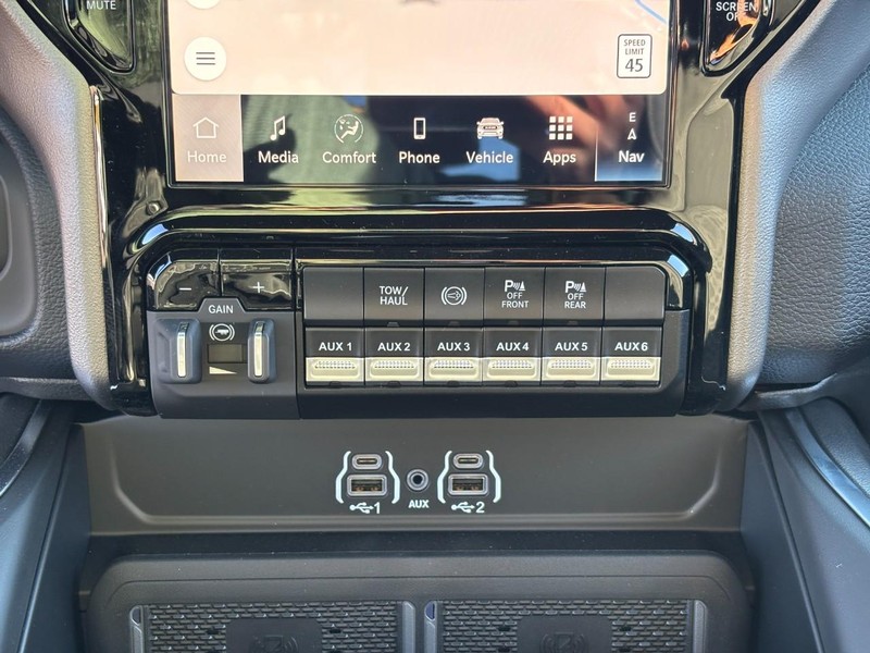 Ram 3500 Vehicle Full-screen Gallery Image 27