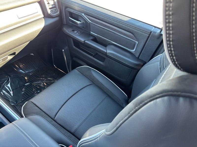 Ram 2500 Vehicle Full-screen Gallery Image 10