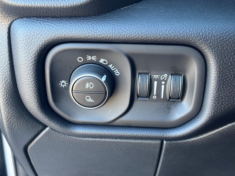 Ram 2500 Vehicle Full-screen Gallery Image 11