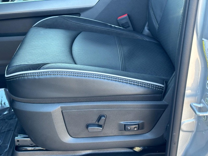 Ram 2500 Vehicle Full-screen Gallery Image 21