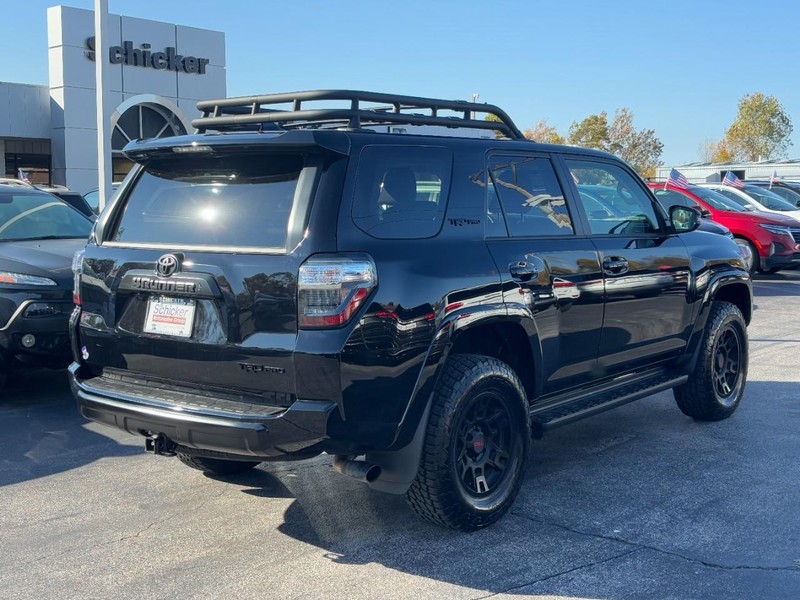 Toyota 4Runner Vehicle Full-screen Gallery Image 03