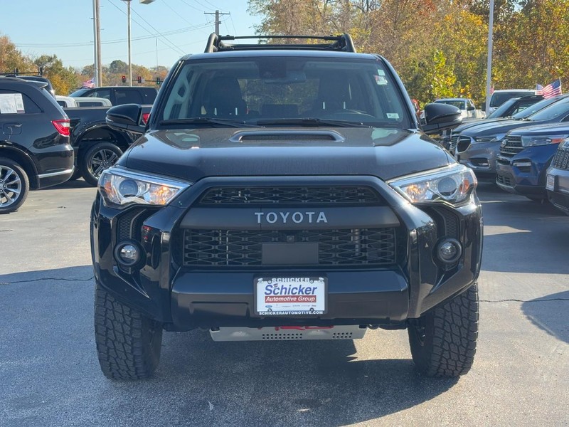 Toyota 4Runner Vehicle Full-screen Gallery Image 09