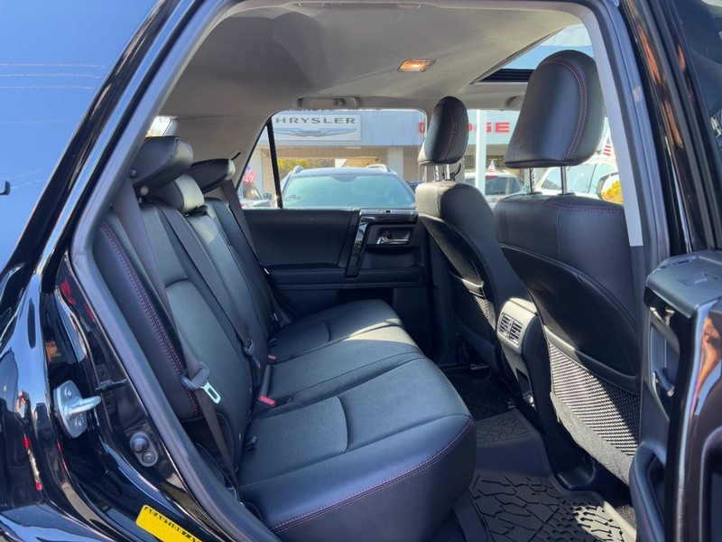 Toyota 4Runner Vehicle Full-screen Gallery Image 10