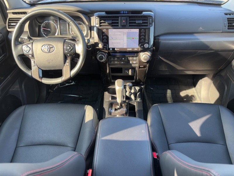 Toyota 4Runner Vehicle Full-screen Gallery Image 11