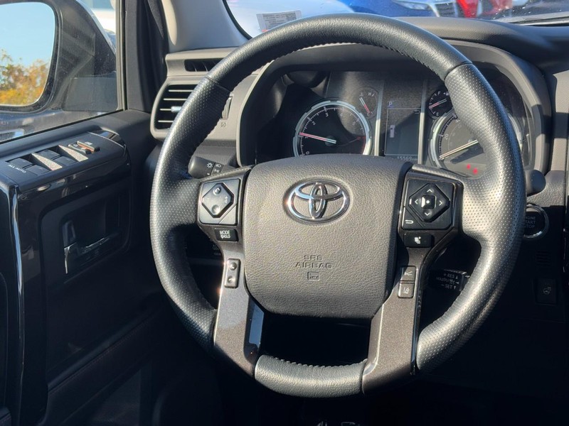 Toyota 4Runner Vehicle Full-screen Gallery Image 12