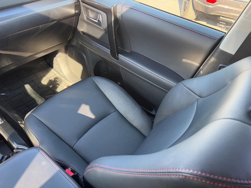 Toyota 4Runner Vehicle Full-screen Gallery Image 15