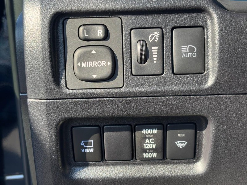 Toyota 4Runner Vehicle Full-screen Gallery Image 16