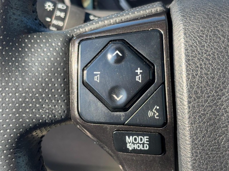 Toyota 4Runner Vehicle Full-screen Gallery Image 17