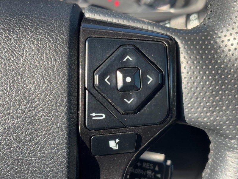 Toyota 4Runner Vehicle Full-screen Gallery Image 19