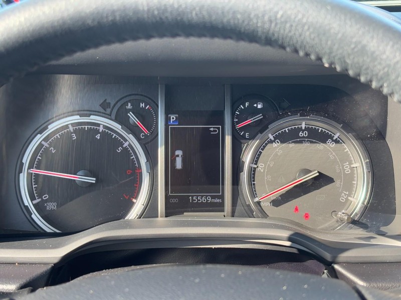 Toyota 4Runner Vehicle Full-screen Gallery Image 21