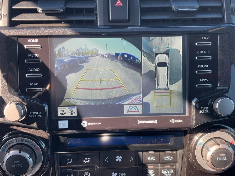 Toyota 4Runner Vehicle Full-screen Gallery Image 23