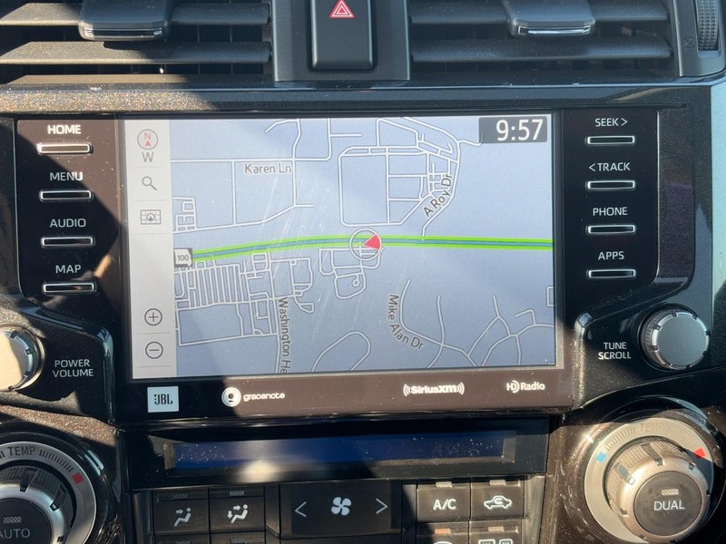 Toyota 4Runner Vehicle Full-screen Gallery Image 24