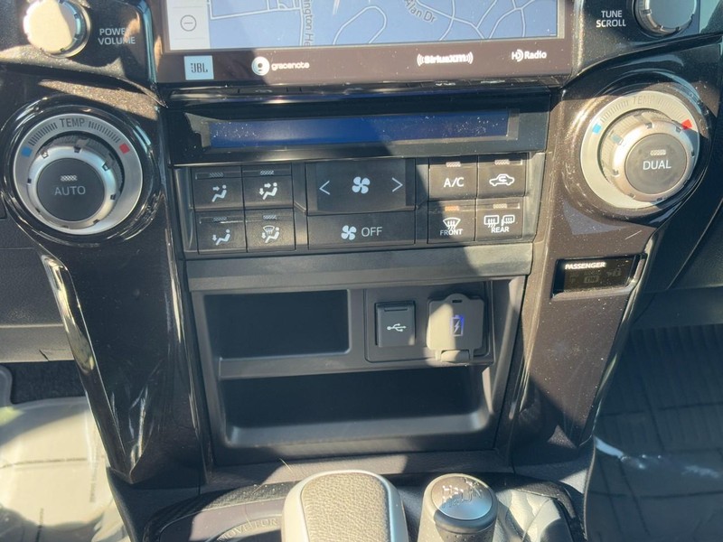 Toyota 4Runner Vehicle Full-screen Gallery Image 25