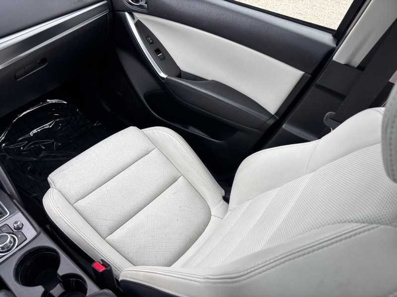 Mazda CX-5 Vehicle Full-screen Gallery Image 15