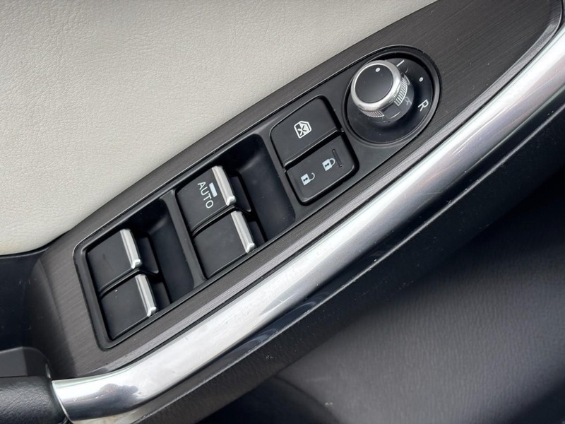 Mazda CX-5 Vehicle Full-screen Gallery Image 23