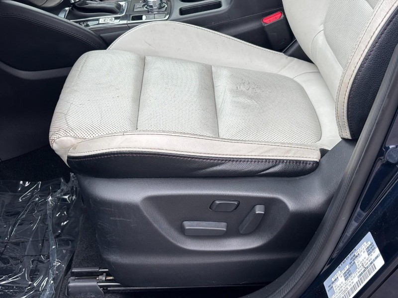 Mazda CX-5 Vehicle Full-screen Gallery Image 24