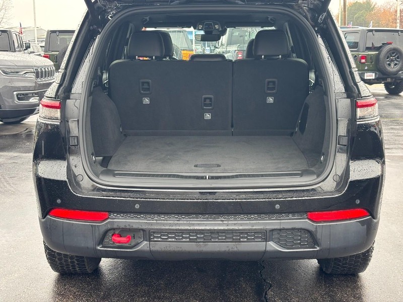 Jeep Grand Cherokee Vehicle Full-screen Gallery Image 04