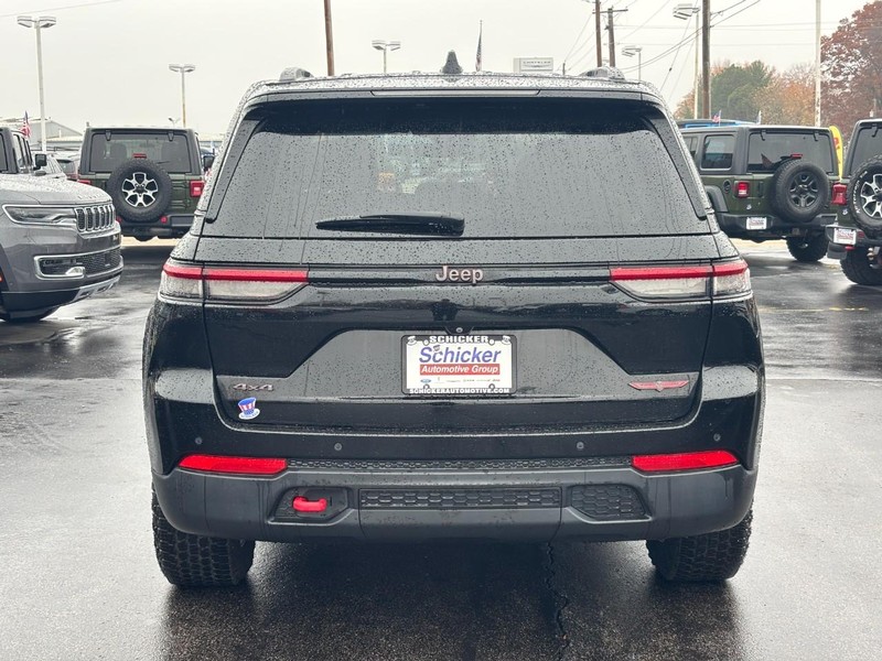 Jeep Grand Cherokee Vehicle Full-screen Gallery Image 05