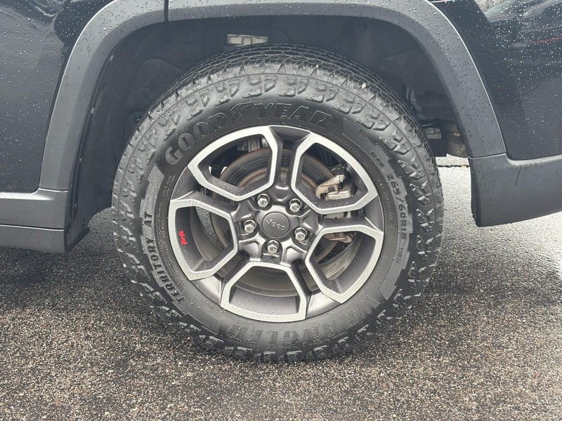 Jeep Grand Cherokee Vehicle Full-screen Gallery Image 07