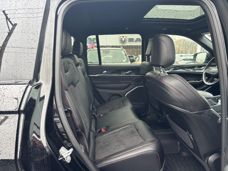 Jeep Grand Cherokee Vehicle Full-screen Gallery Image 10