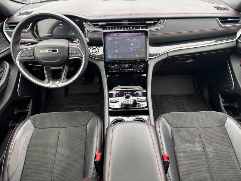 Jeep Grand Cherokee Vehicle Full-screen Gallery Image 11