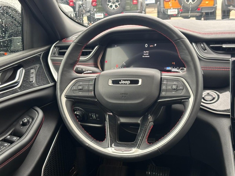 Jeep Grand Cherokee Vehicle Full-screen Gallery Image 12