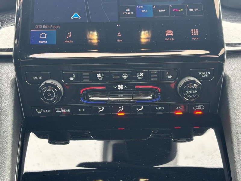 Jeep Grand Cherokee Vehicle Full-screen Gallery Image 14